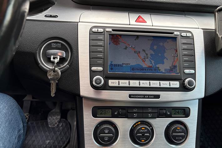 Grå VW Passat fra 2006