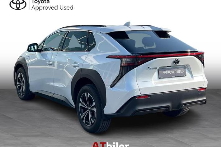Hvid Toyota BZ4X fra 2024
