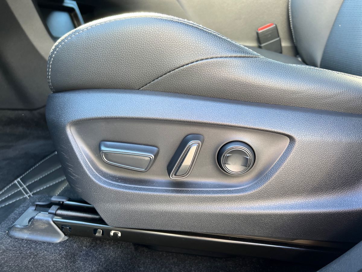 Hvid Toyota BZ4X fra 2024 set indefra