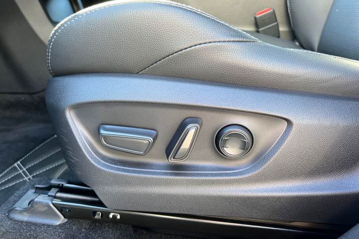 Hvid Toyota BZ4X fra 2024 set indefra