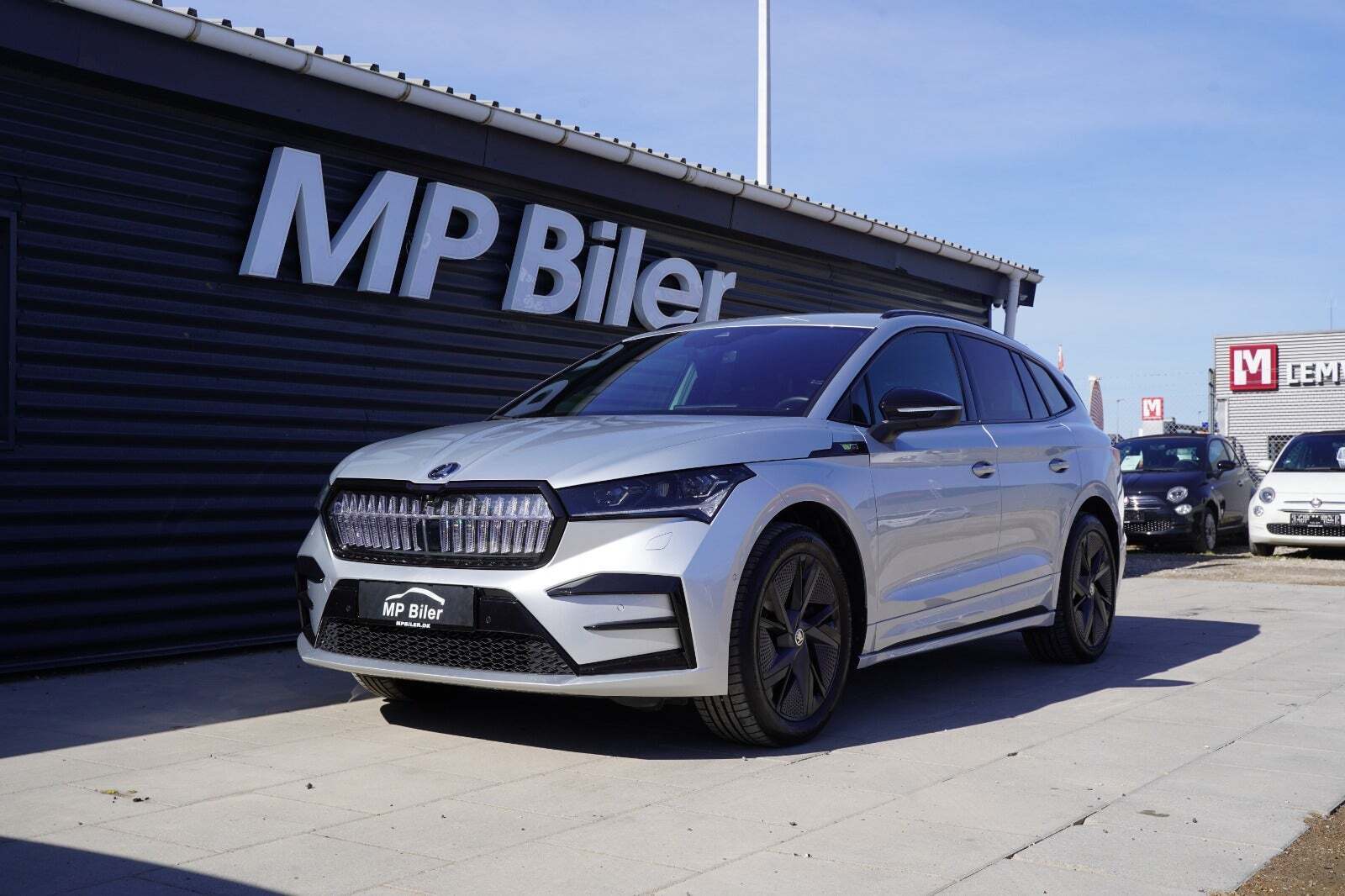 Sølv Skoda Enyaq fra 2023 set udefra