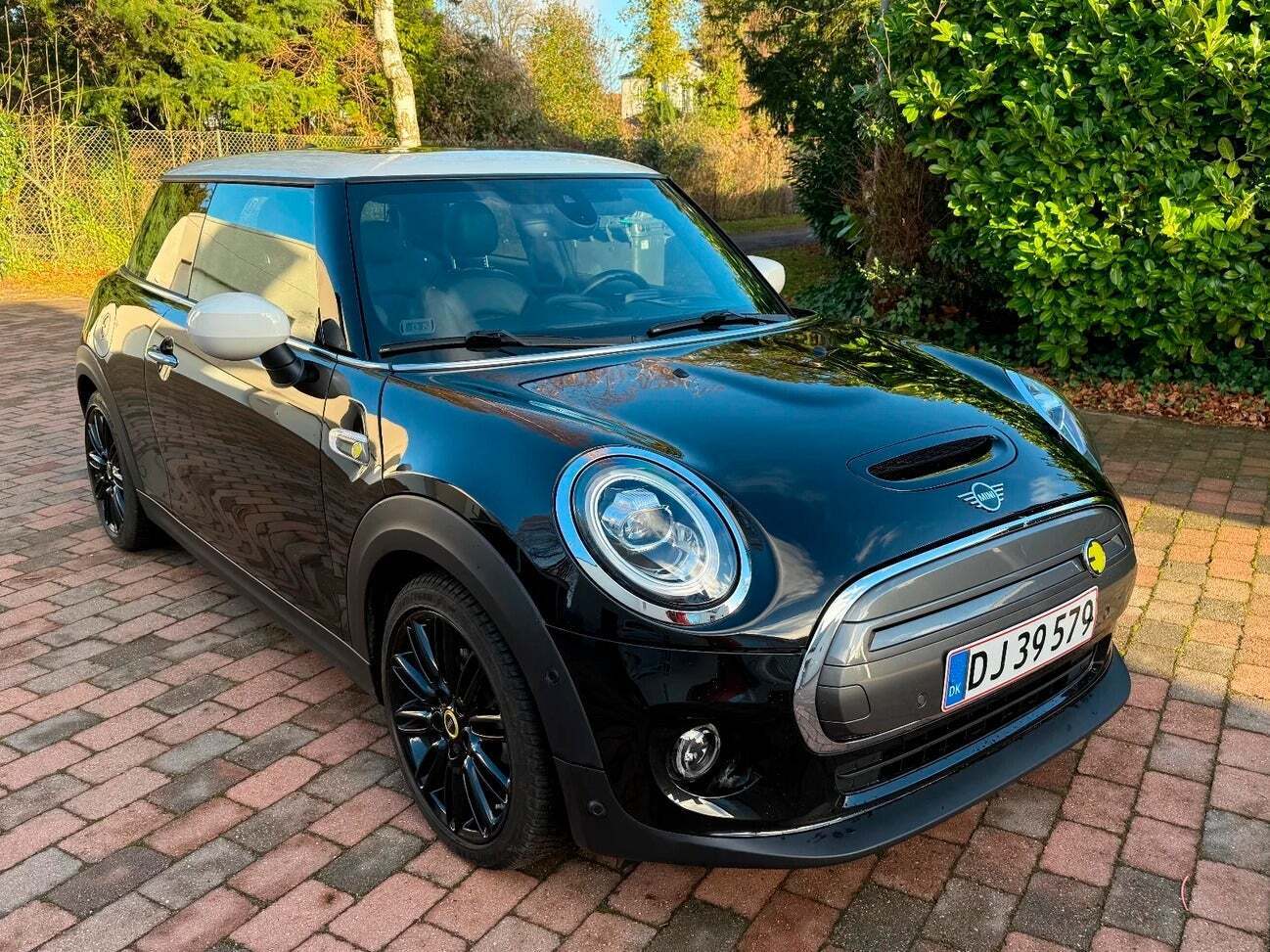 Sort Mini Cooper SE fra 2021 set udefra