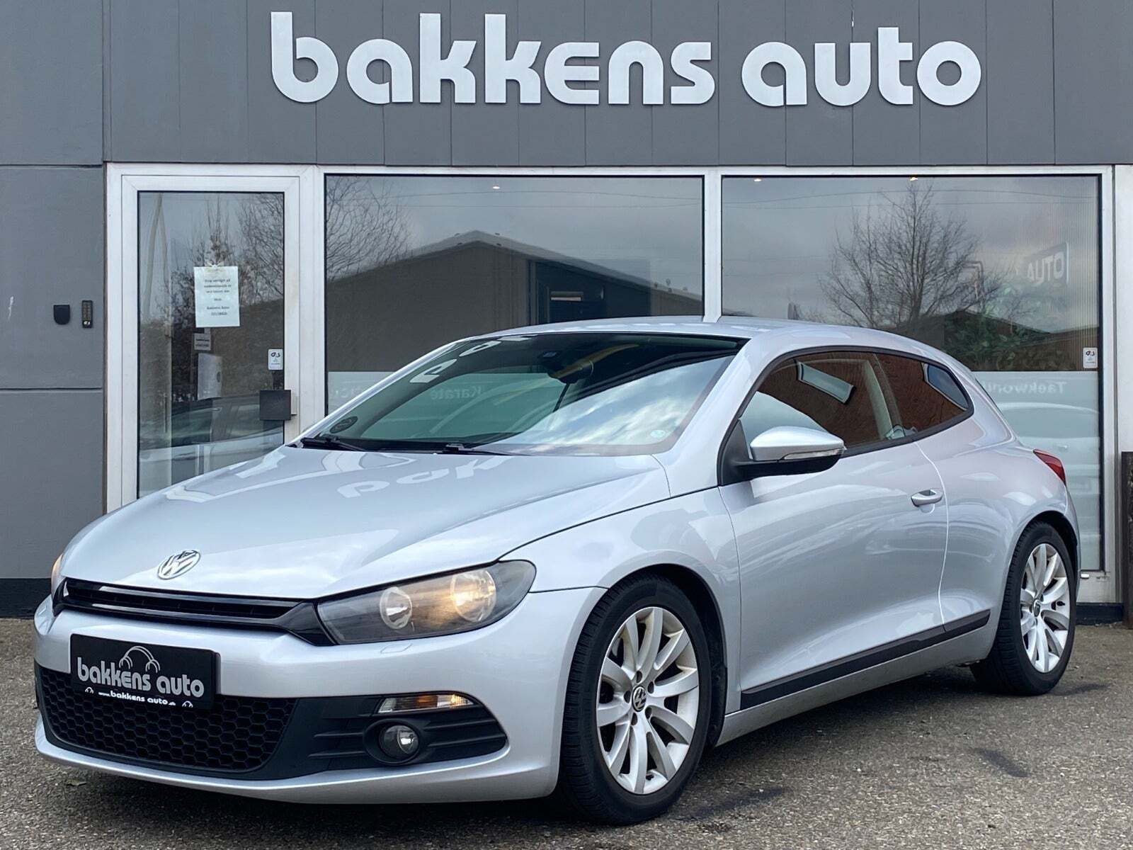 Sølv VW Scirocco fra 2010 set udefra