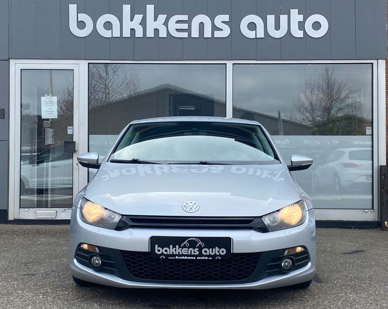 Sølv VW Scirocco fra 2010 set udefra