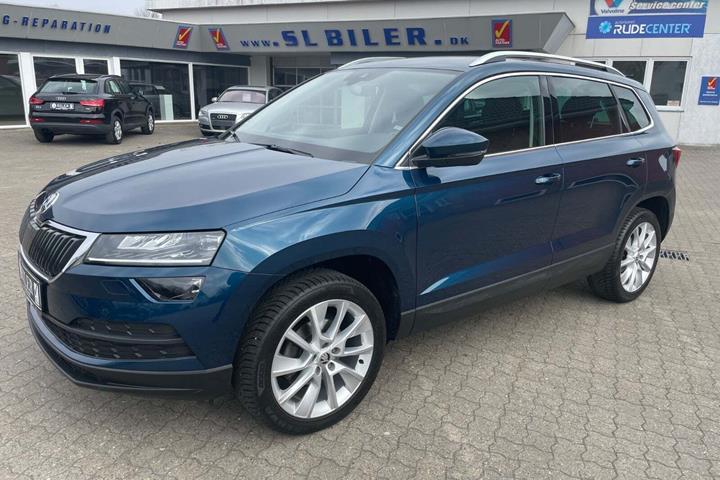 Blå Skoda Karoq fra 2020 set udefra