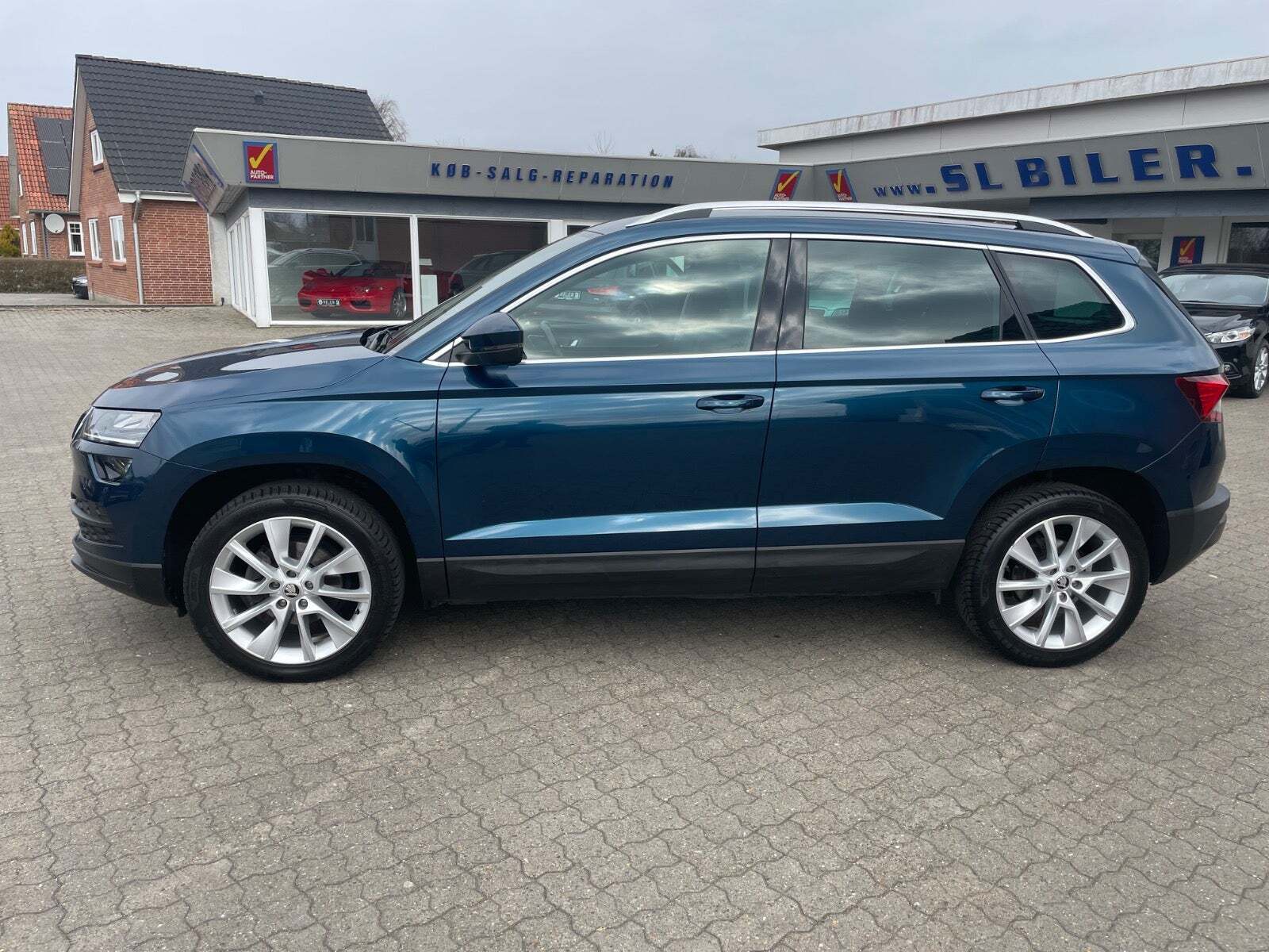 Blå Skoda Karoq fra 2020