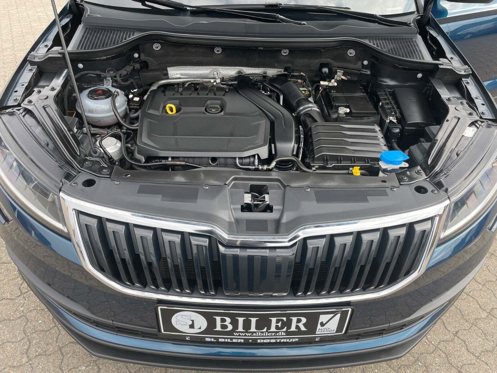 Blå Skoda Karoq fra 2020 set udefra