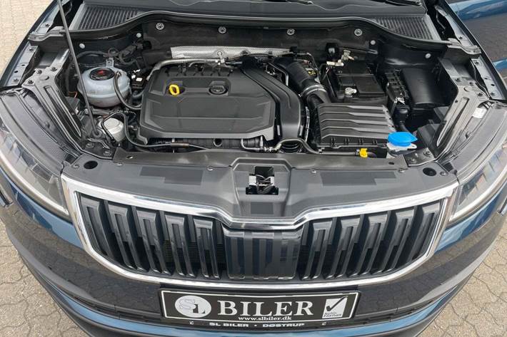 Blå Skoda Karoq fra 2020 set udefra