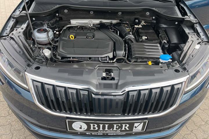 Blå Skoda Karoq fra 2020 set udefra