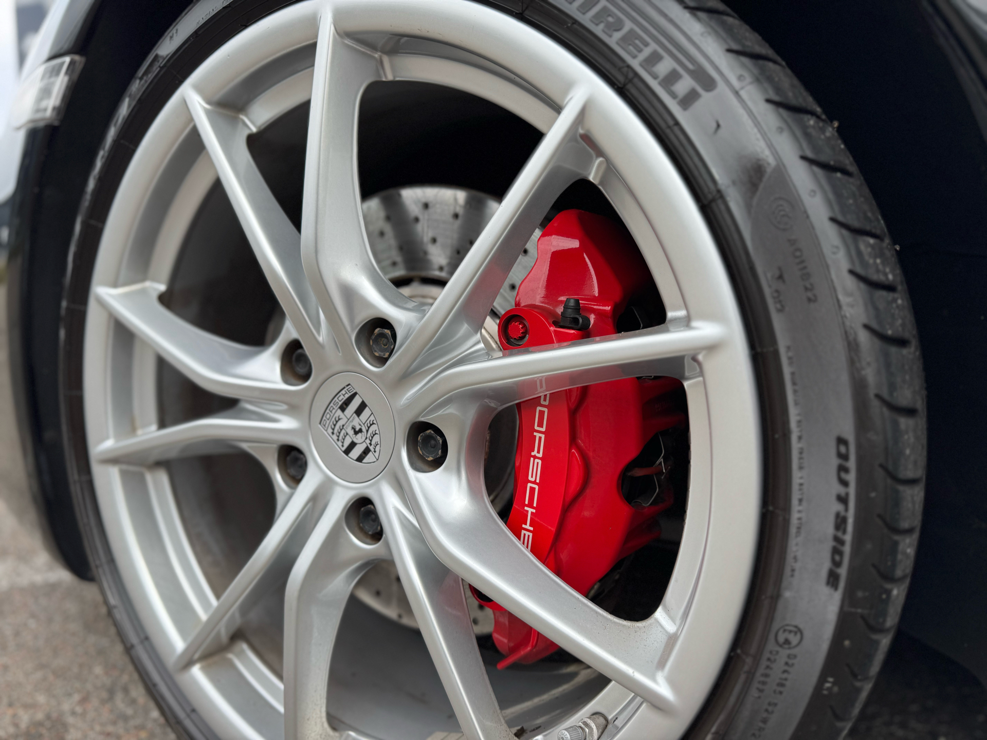 Sort Porsche 911 fra 2018