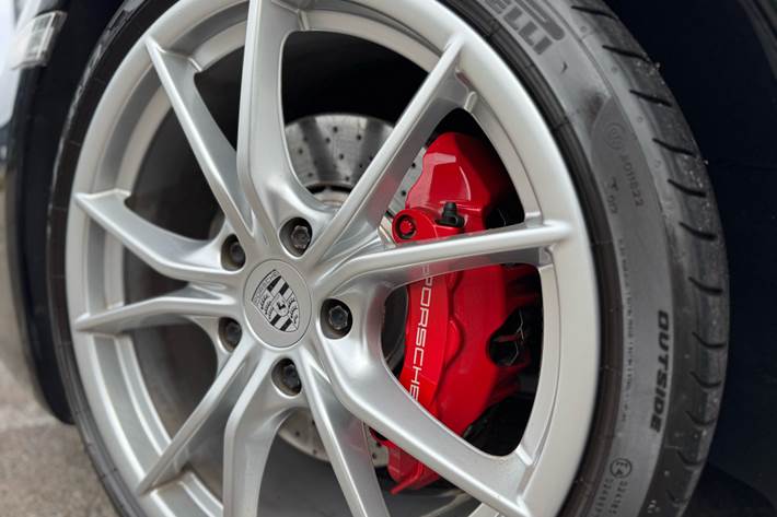 Sort Porsche 911 fra 2018 set udefra