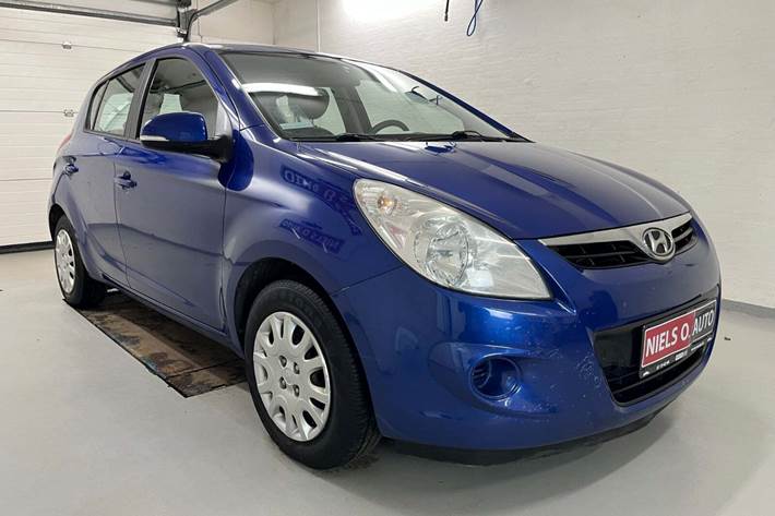 Blå Hyundai i20 fra 2011