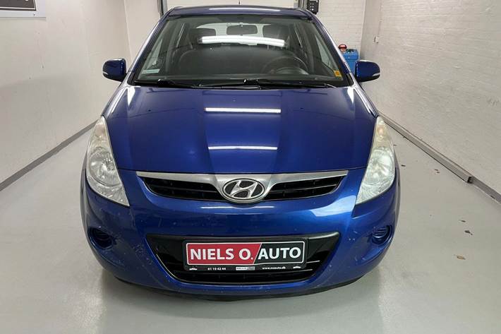 Blå Hyundai i20 fra 2011