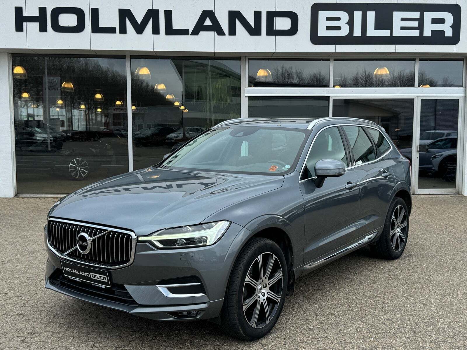Grå Volvo XC60 fra 2018 set udefra