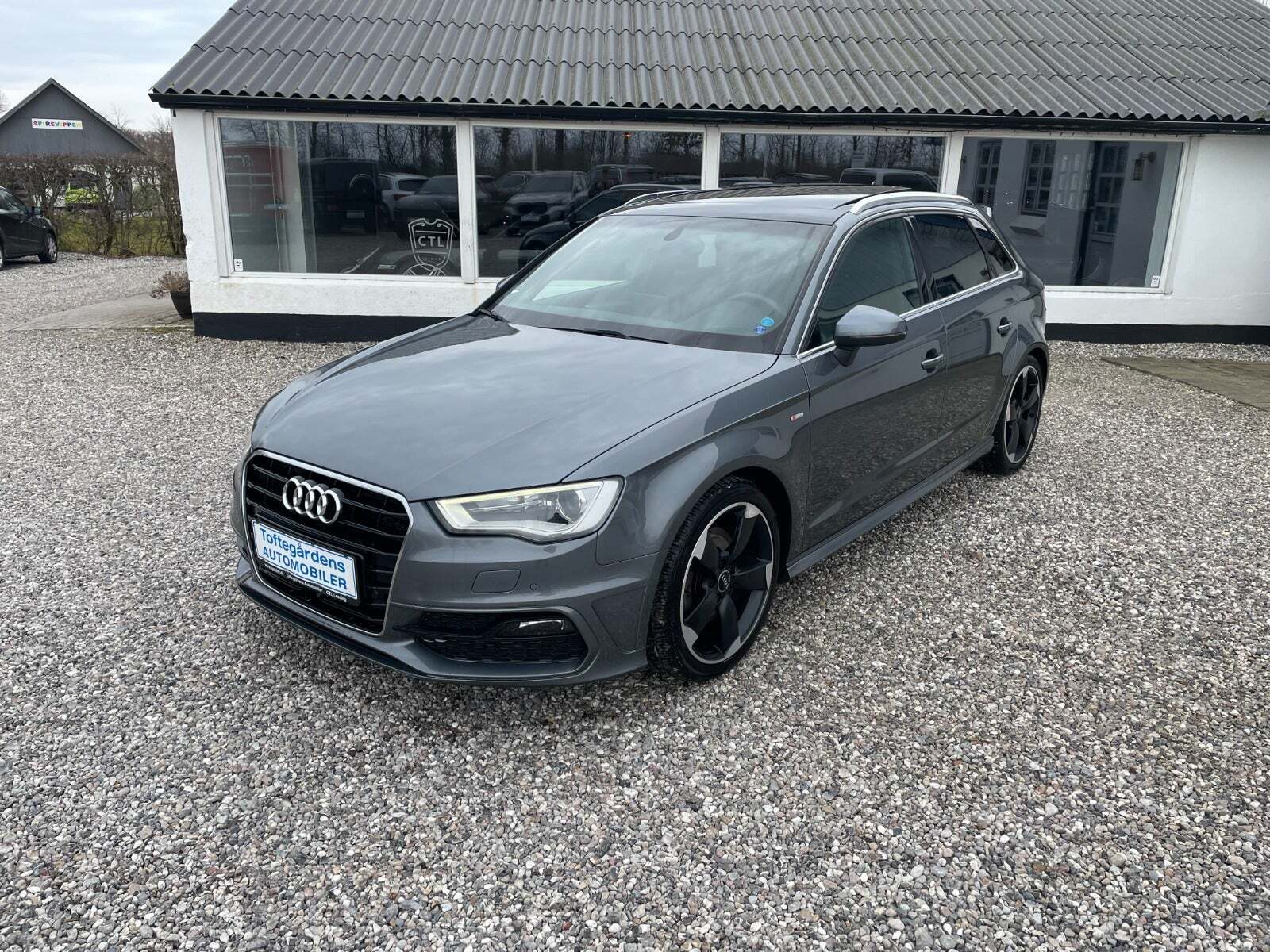 Grå Audi A3 fra 2013 set udefra
