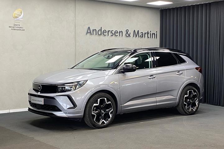 Grå Opel Grandland fra 2022 set udefra