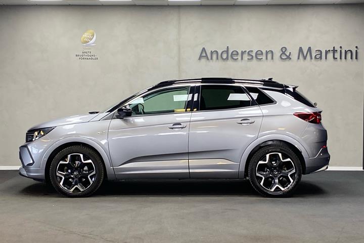 Grå Opel Grandland fra 2022 set udefra
