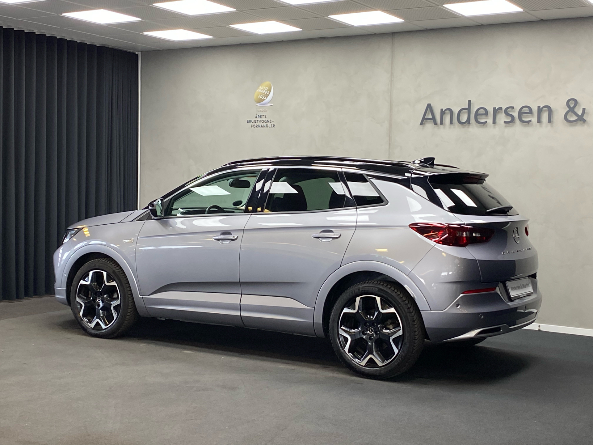 Grå Opel Grandland fra 2022 set udefra