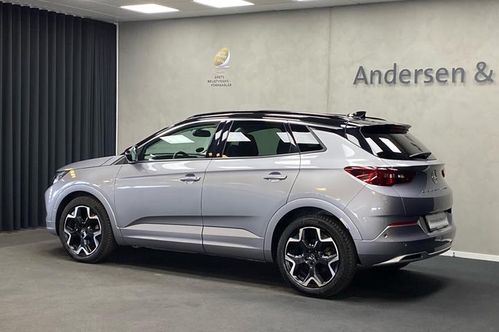 Grå Opel Grandland fra 2022 set udefra