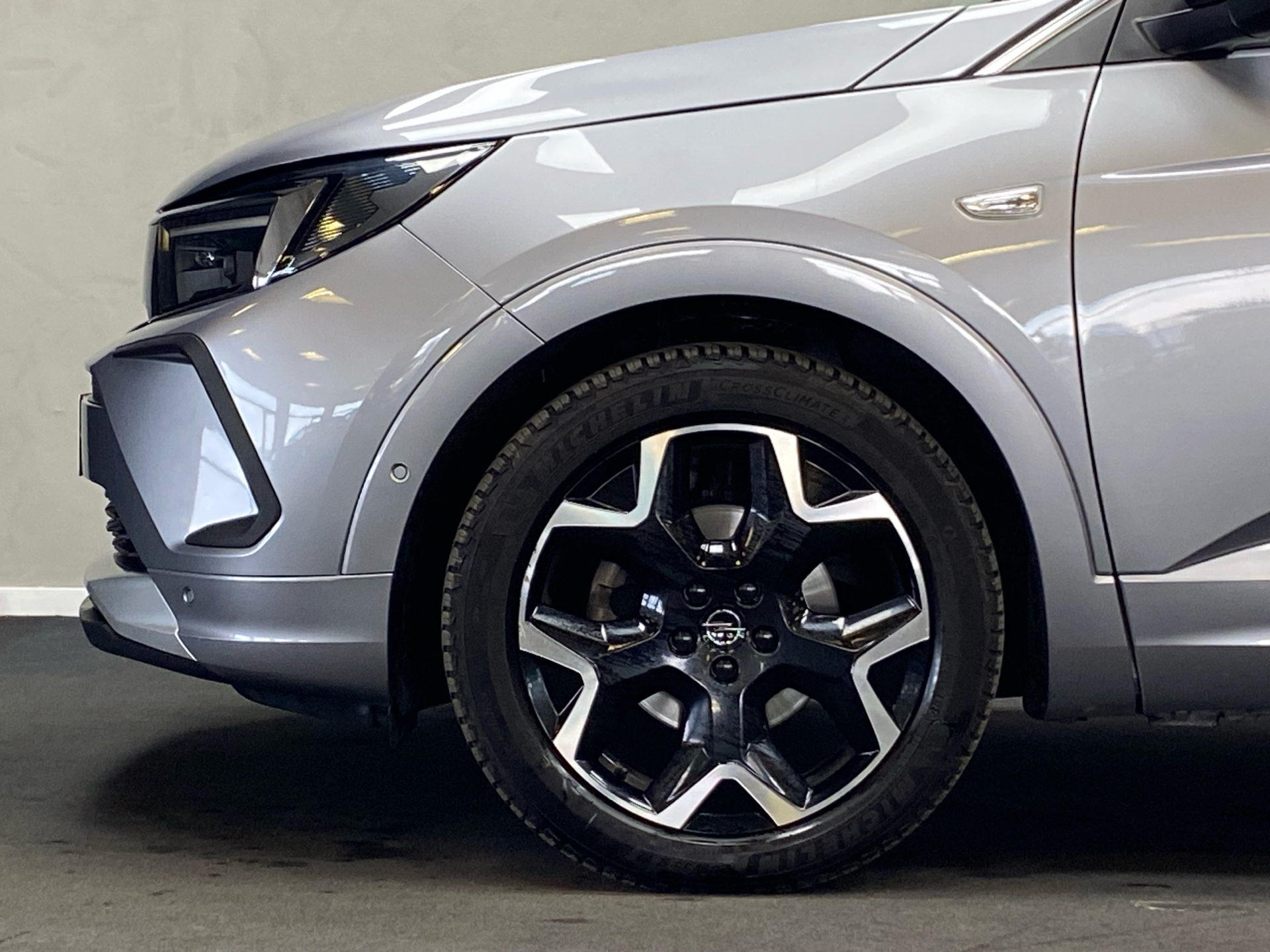 Grå Opel Grandland fra 2022 set udefra