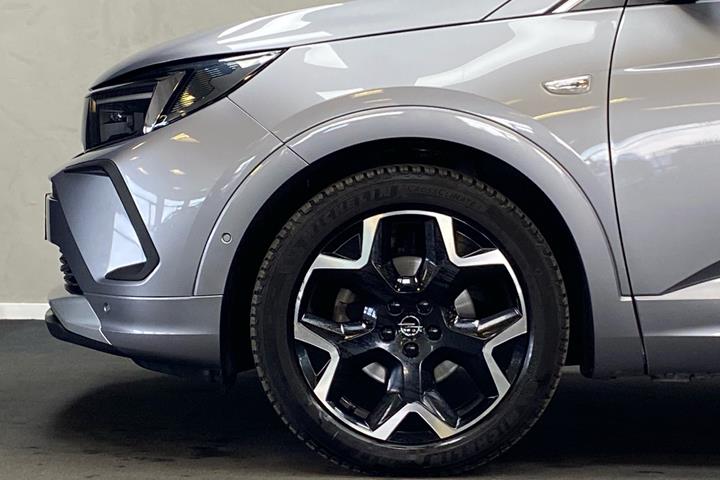 Grå Opel Grandland fra 2022 set udefra
