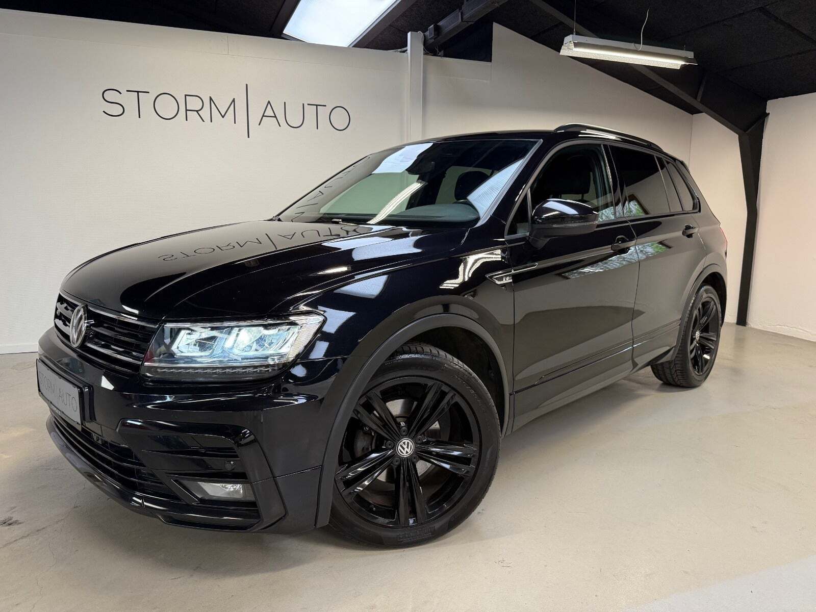 Sort VW Tiguan fra 2020 set udefra