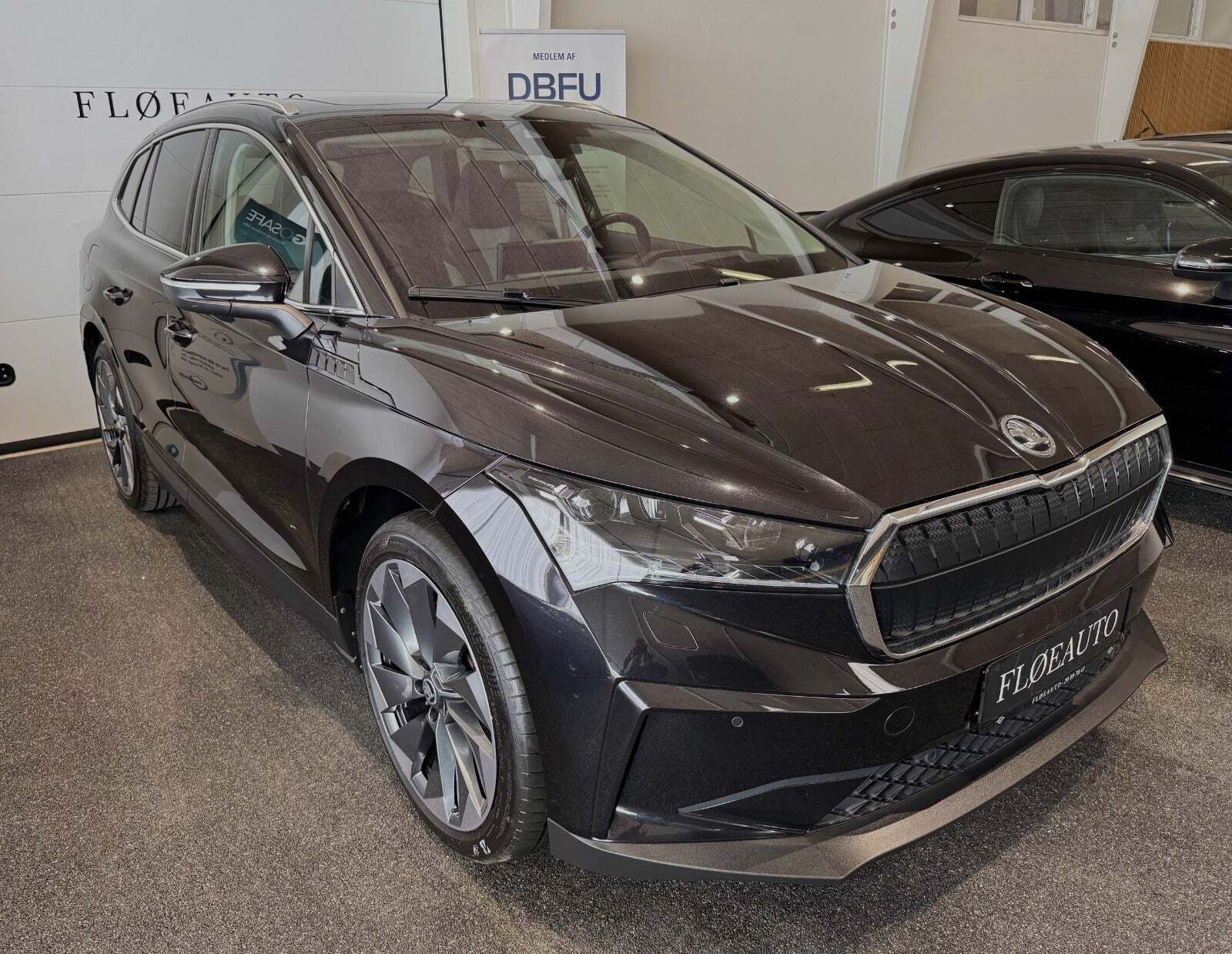Sort Skoda Enyaq fra 2021 set udefra