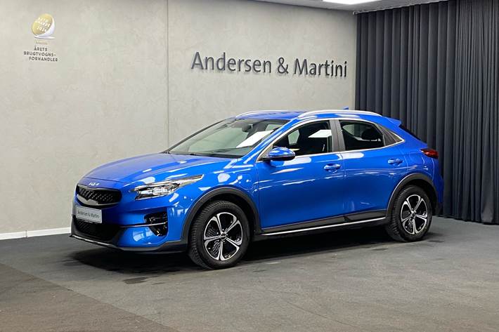 Blå Kia XCeed fra 2022 set udefra