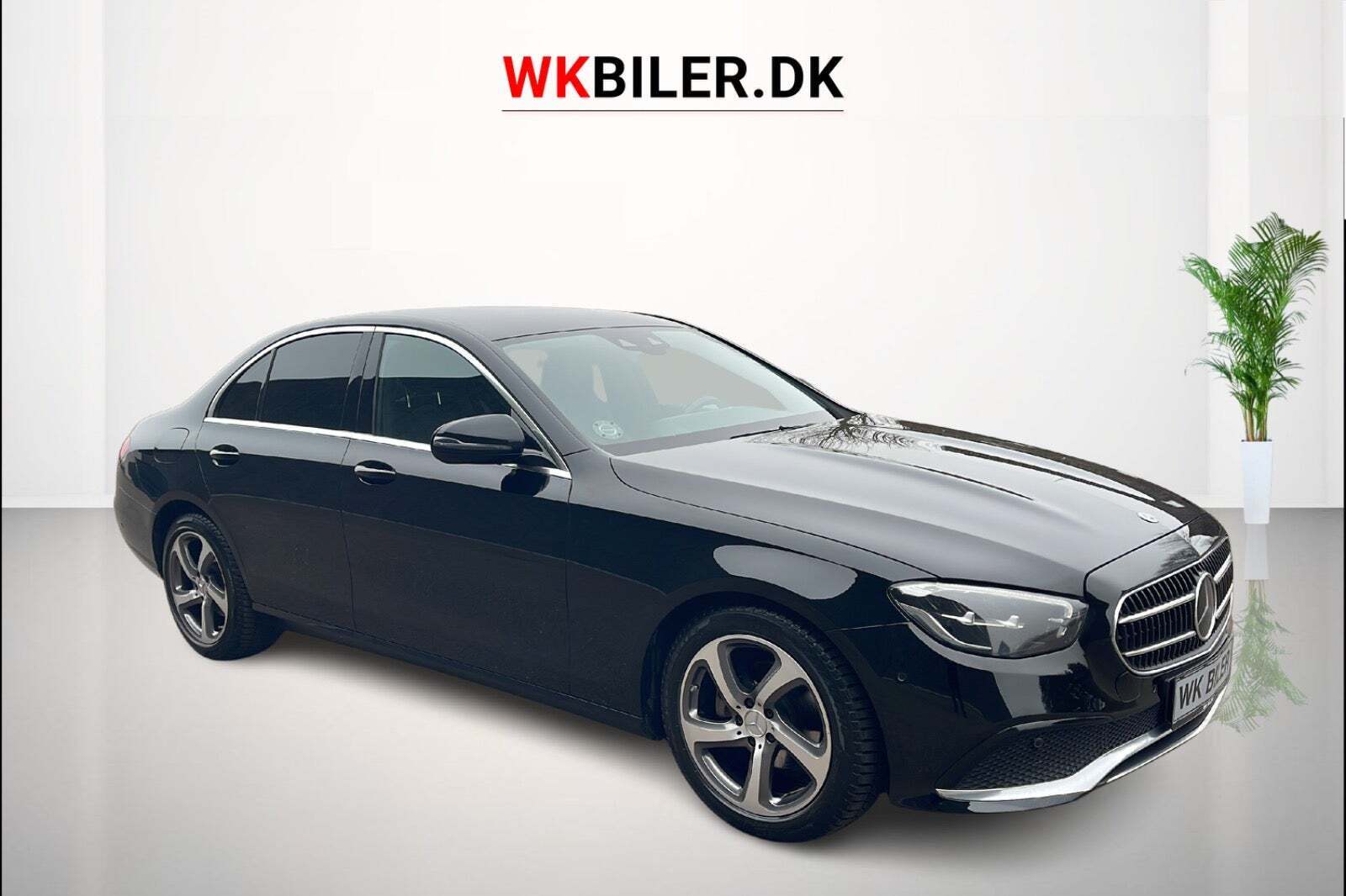 Sort Mercedes E220 d fra 2021 set udefra