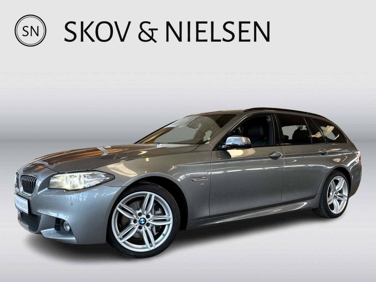 Grå BMW 530d fra 2014 set udefra