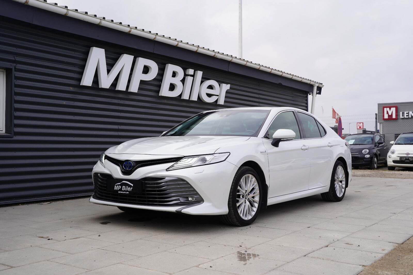 Hvid Toyota Camry fra 2020