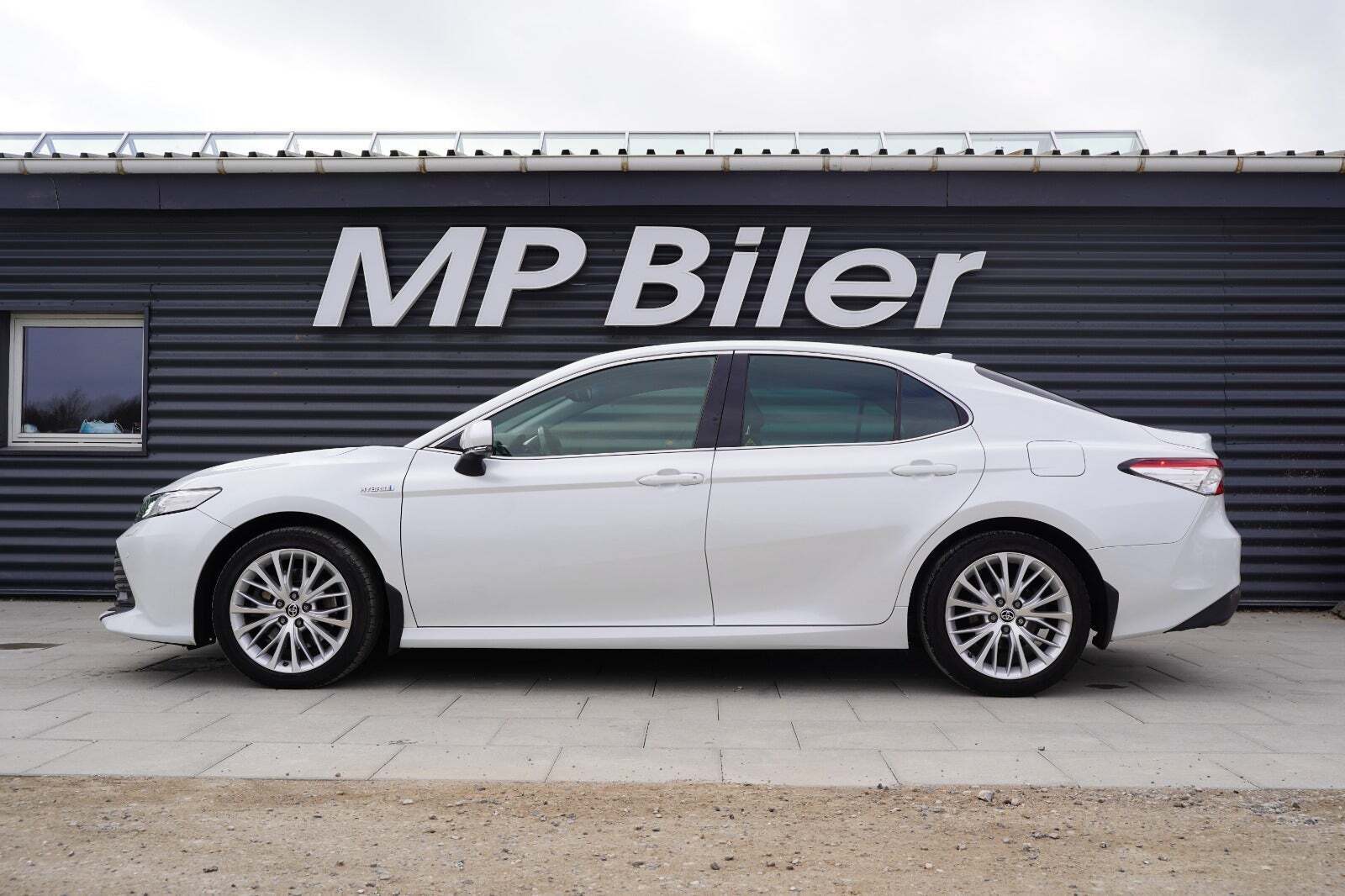 Hvid Toyota Camry fra 2020