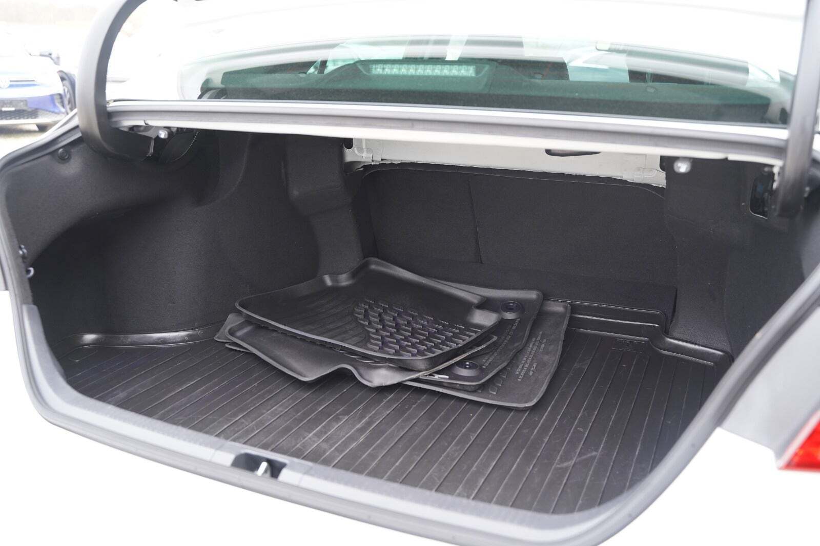 Hvid Toyota Camry fra 2020