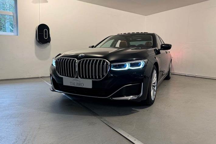 Sort BMW 745e fra 2020