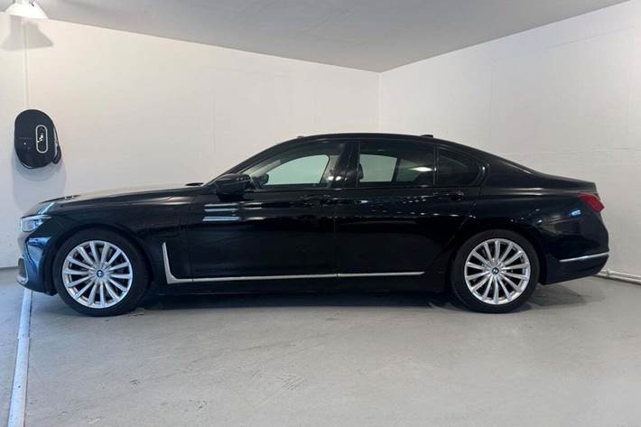 Sort BMW 745e fra 2020