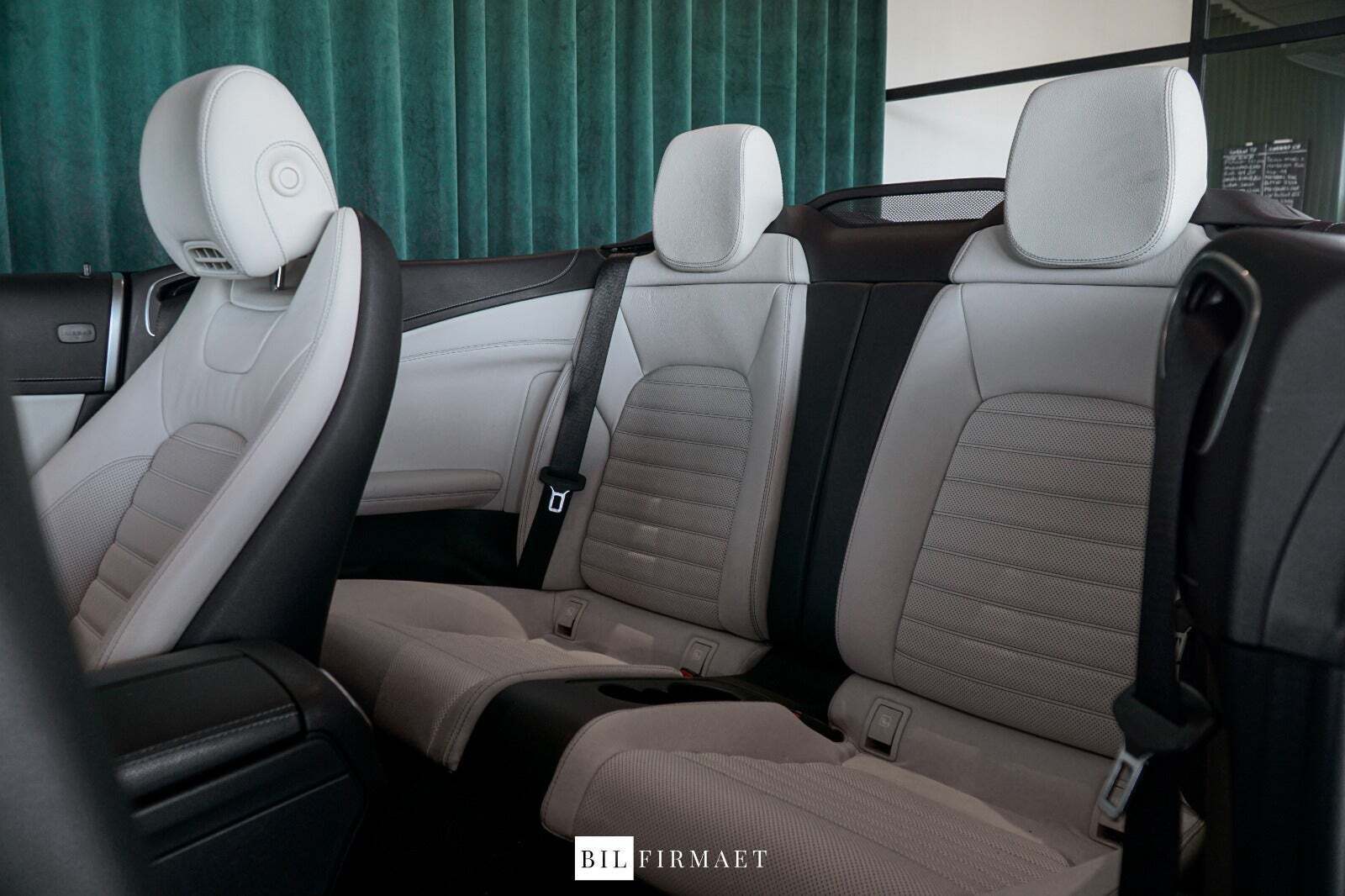 Grå Mercedes C300 fra 2020 set indefra