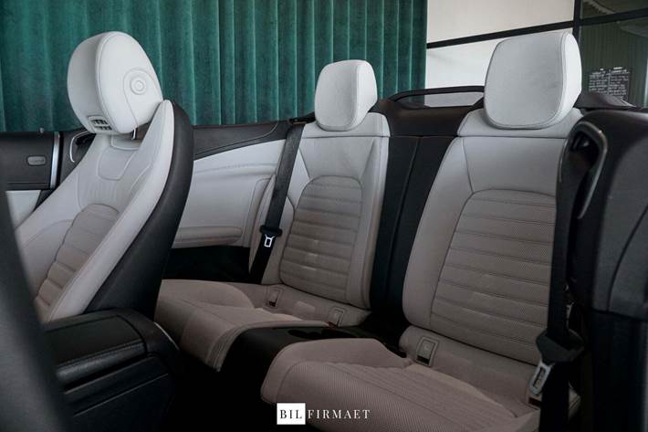 Grå Mercedes C300 fra 2020