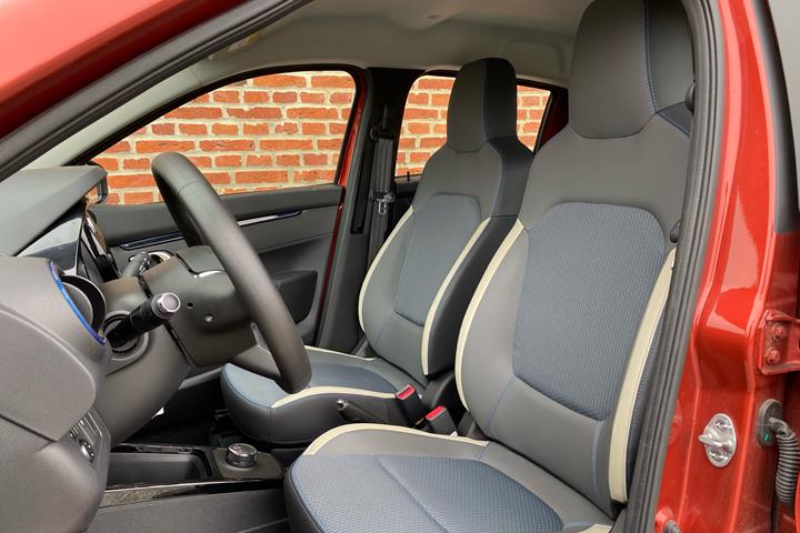 Rød Dacia Spring fra 2023