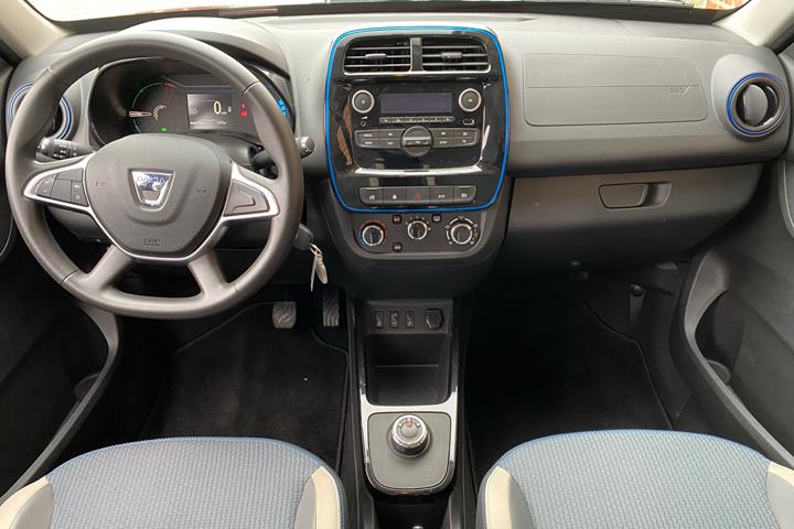 Rød Dacia Spring fra 2023
