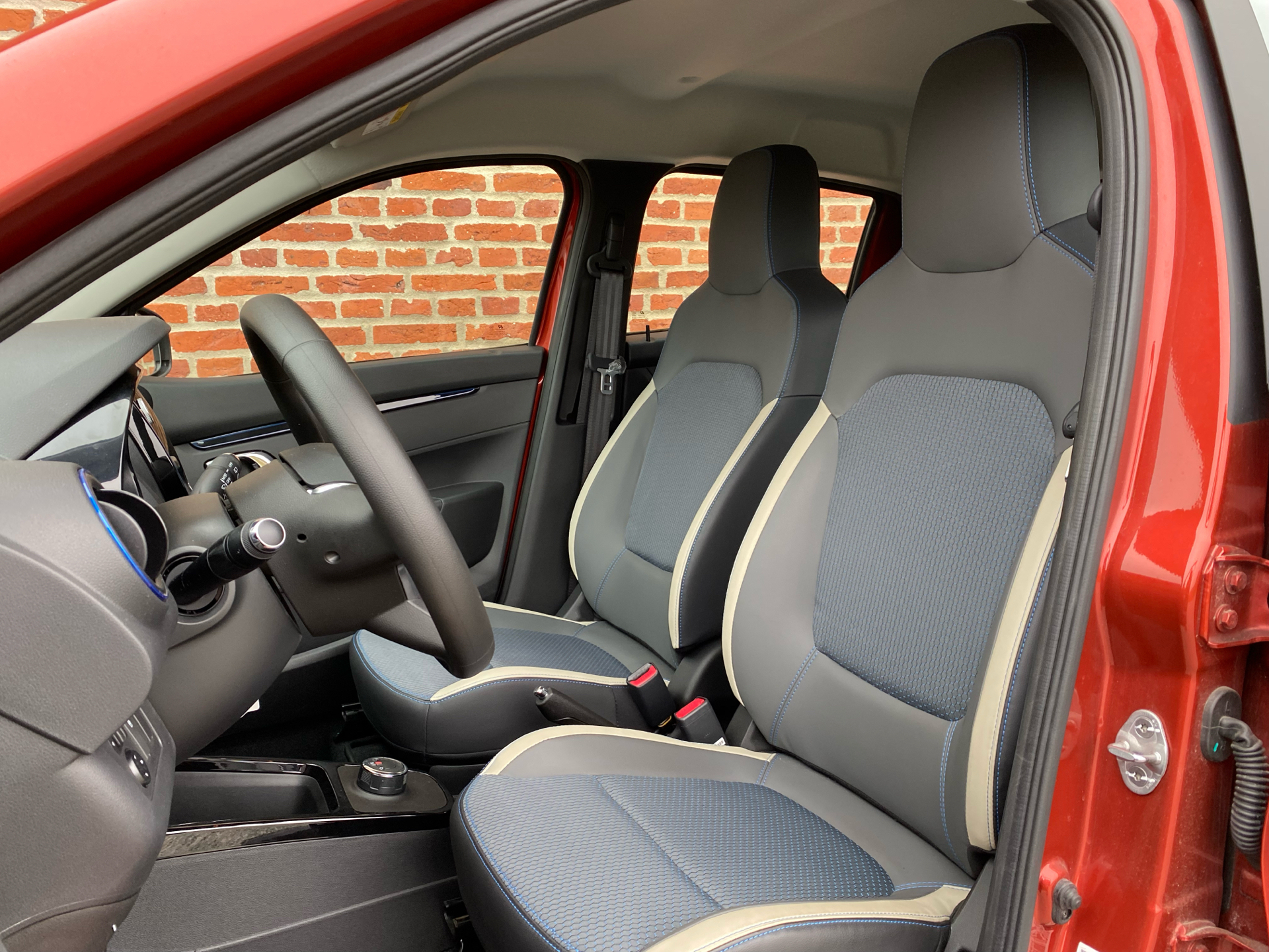Rød Dacia Spring fra 2023