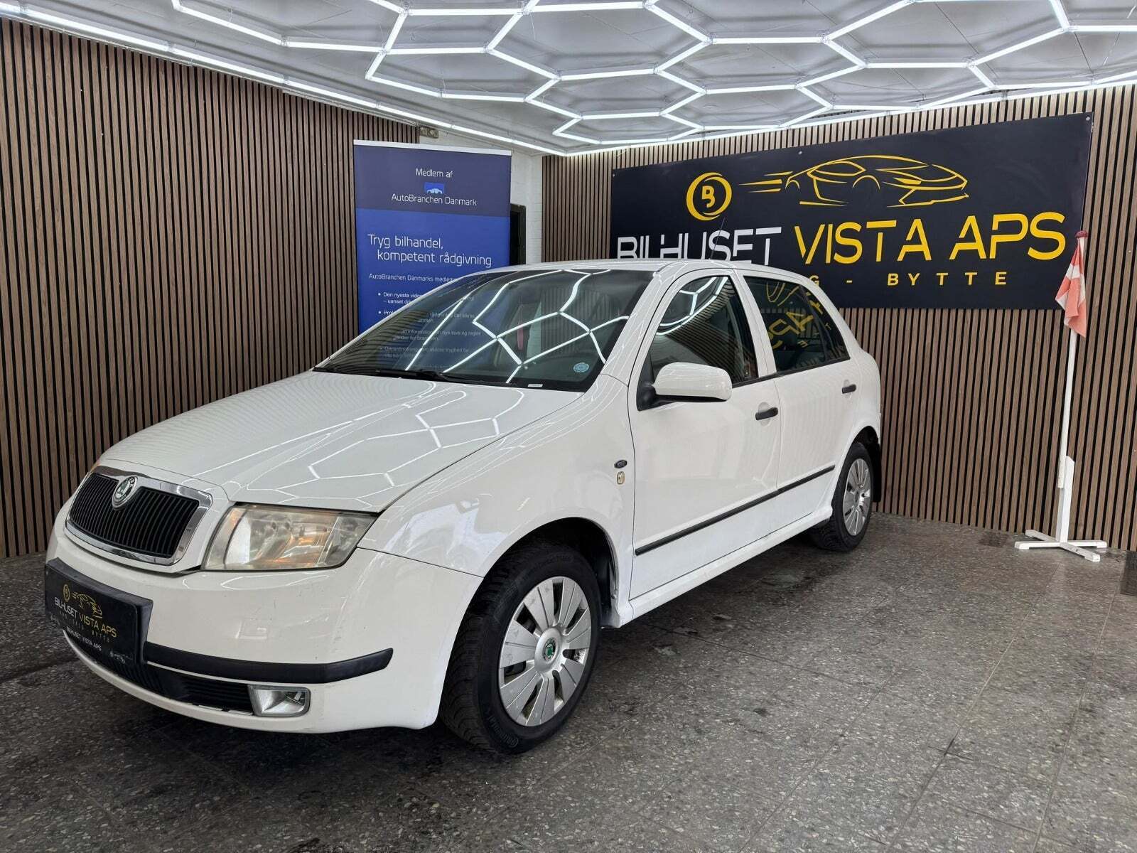Hvid Skoda Fabia fra 2000 set udefra