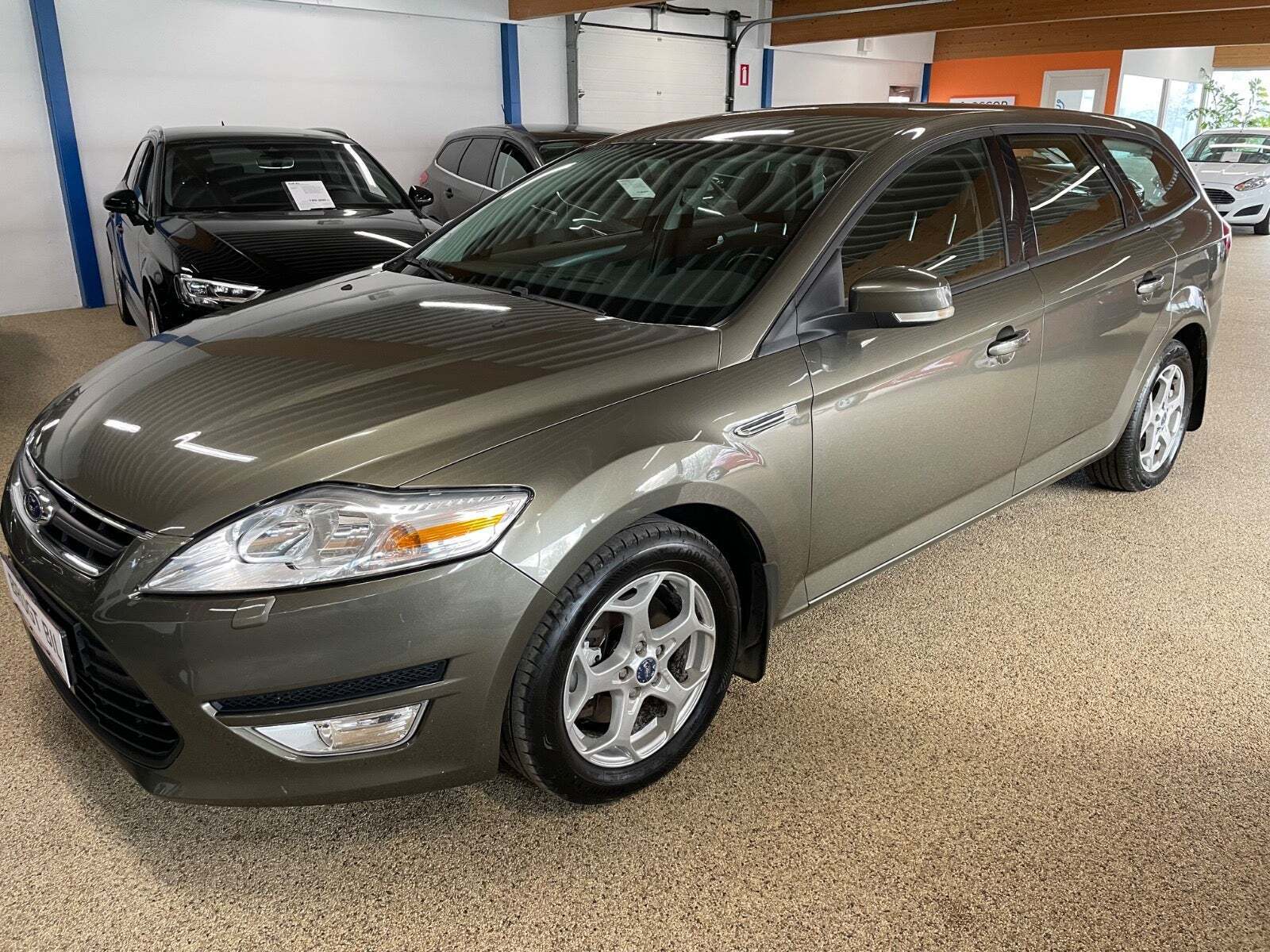 Grå Ford Mondeo fra 2011 set udefra