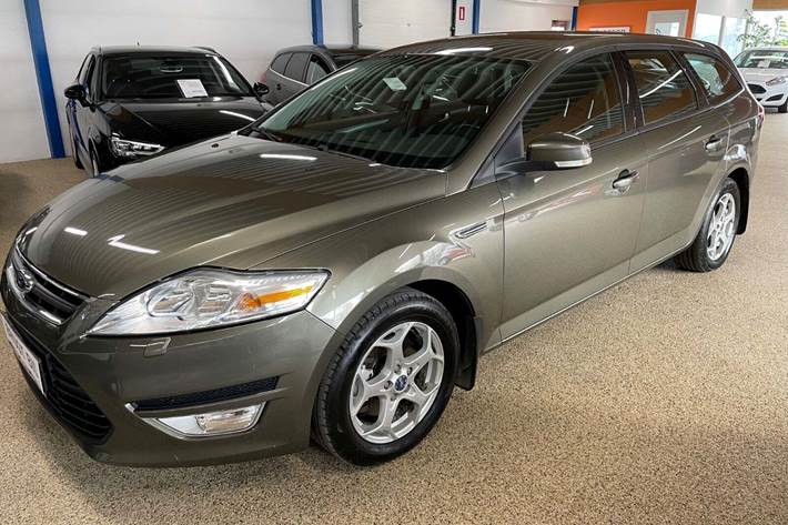 Grå Ford Mondeo fra 2011 set udefra