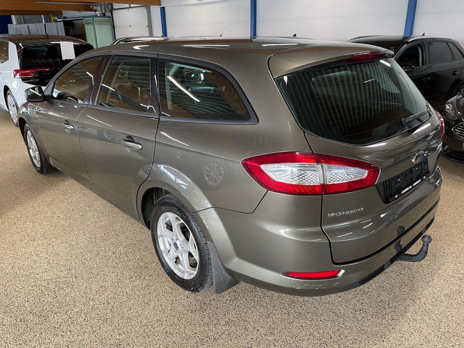 Grå Ford Mondeo fra 2011