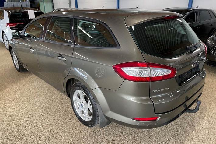 Grå Ford Mondeo fra 2011