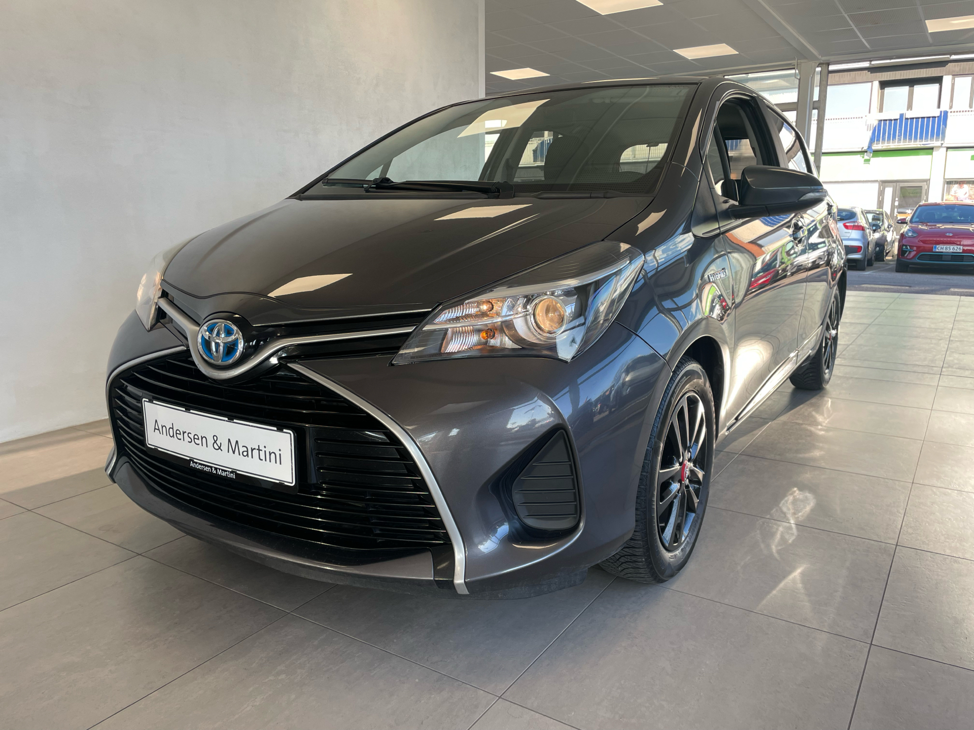 Grå Toyota Yaris fra 2017 set udefra