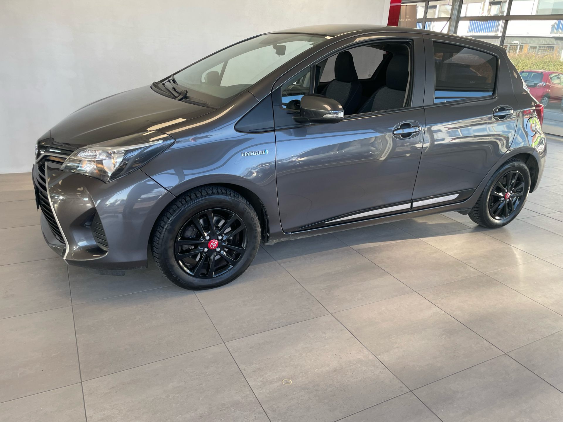 Grå Toyota Yaris fra 2017
