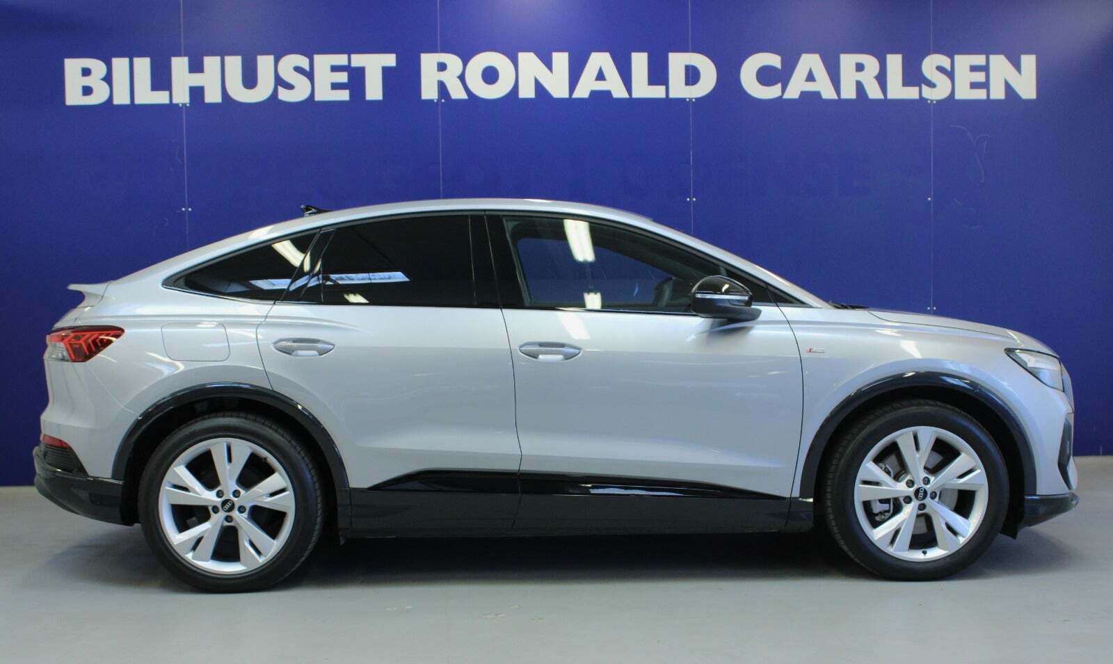 Sølv Audi Q4 e-tron fra 2024