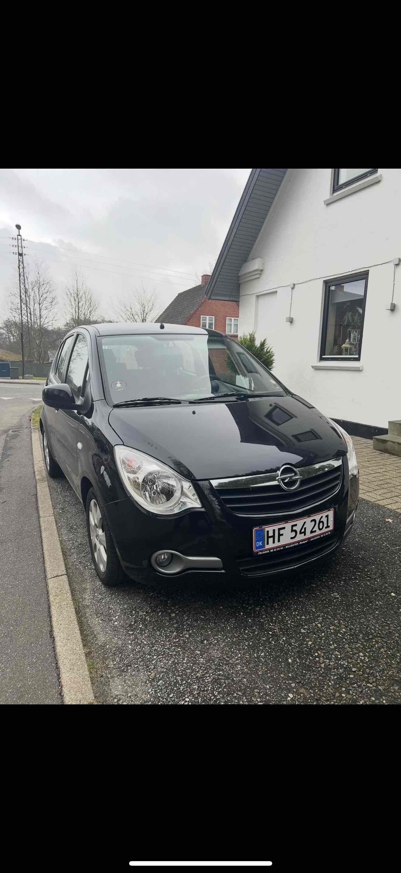 Sort Opel Agila fra 2008