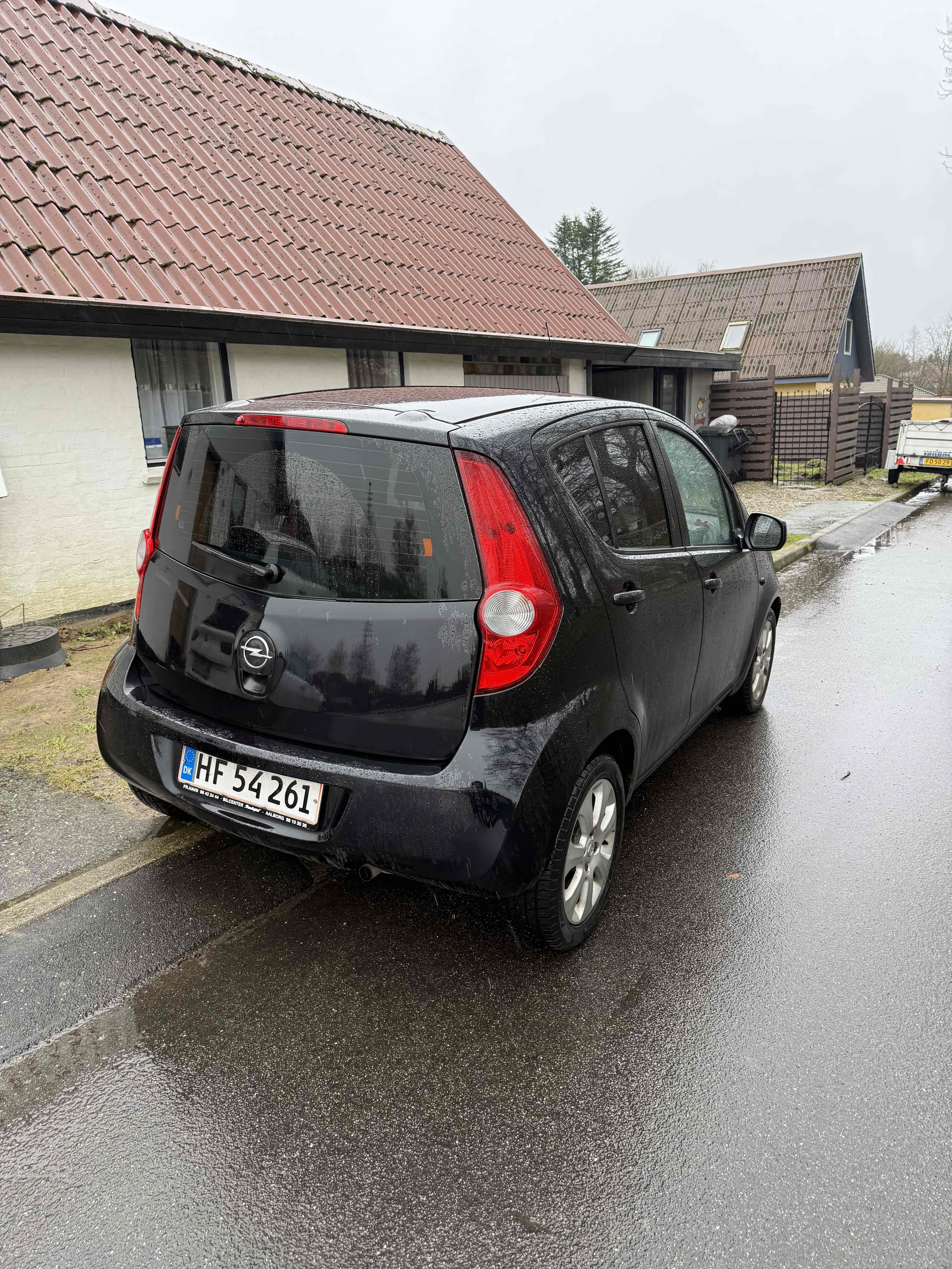 Sort Opel Agila fra 2008